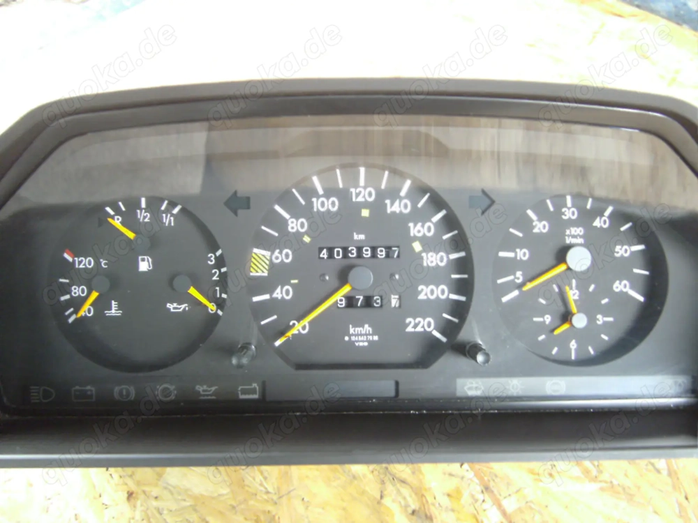  Instumententeil mit Drehzahlmesser für einen DB 124 300D Bj. 91