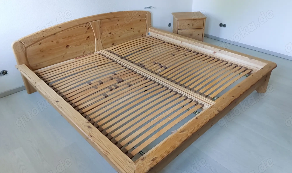 Bett + Nachtkästchen 
