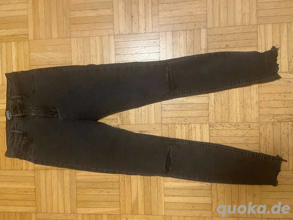 Verkaufe hier eine schwarze Damen Jeans. Größe S