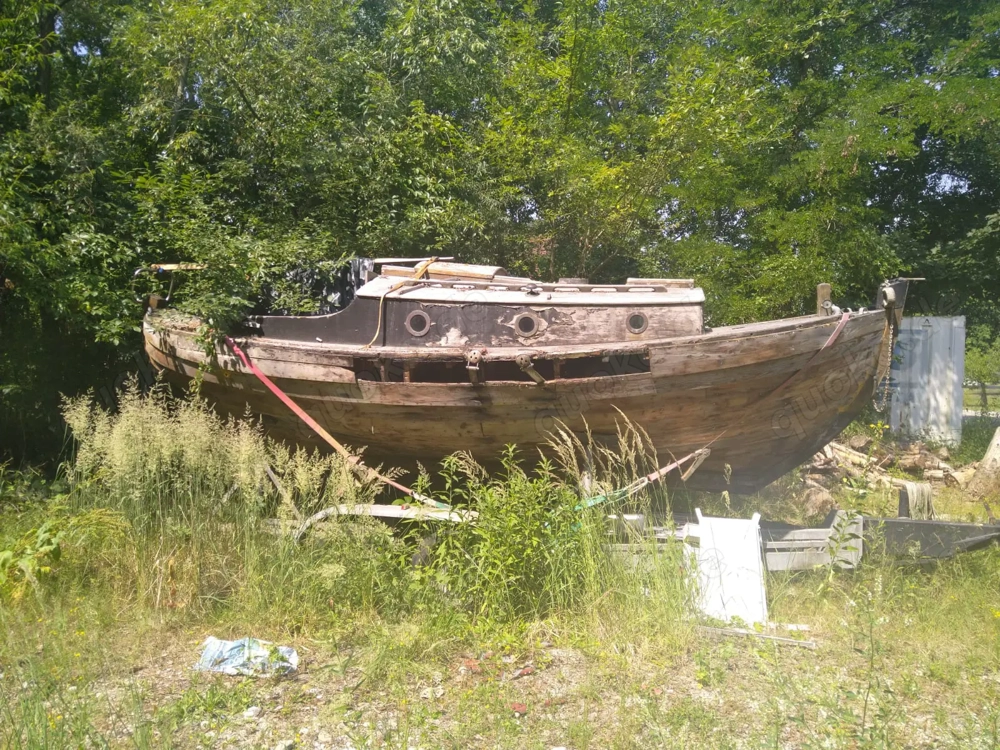 Holzsegelboot im Dornröschenschlaf