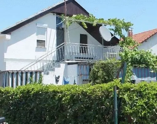 2-St. Haus 100 m , Grund. 200 m , Sandstrand 1300m