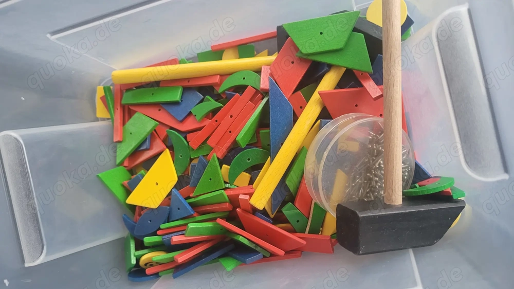 Kreatives Spielen mit Holzbauteilen