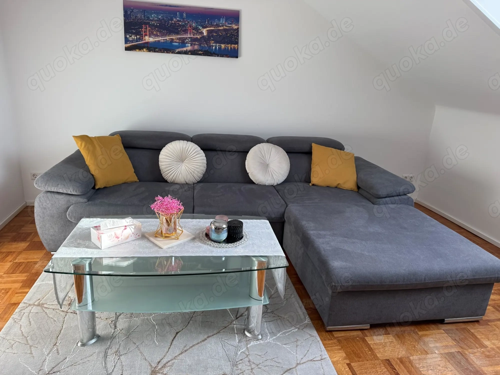 L-Form Sofa mit Schlaffunktion & Stauraum + Glastisch