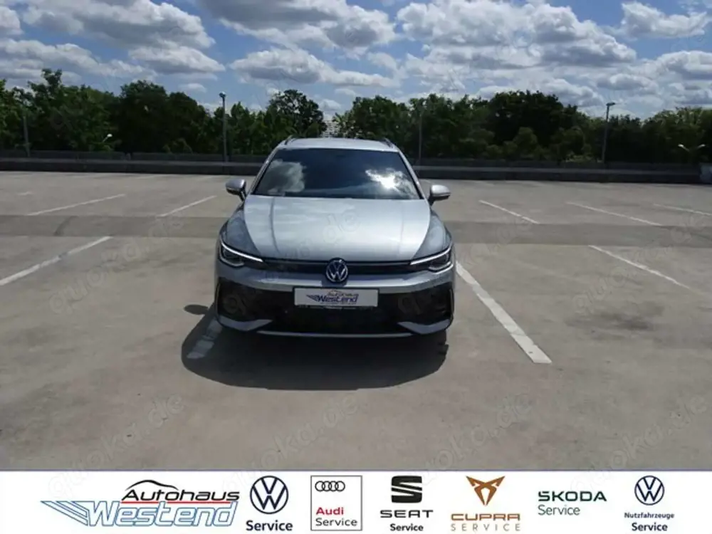 Volkswagen Golf Var. R-Line 1.5l eTSI 110kW DSG LED Navi Klima