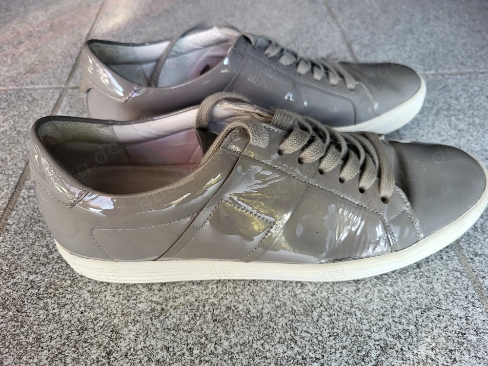Graue Sneakers aus Lackleder von Kennel & Schmenger, Größe 7