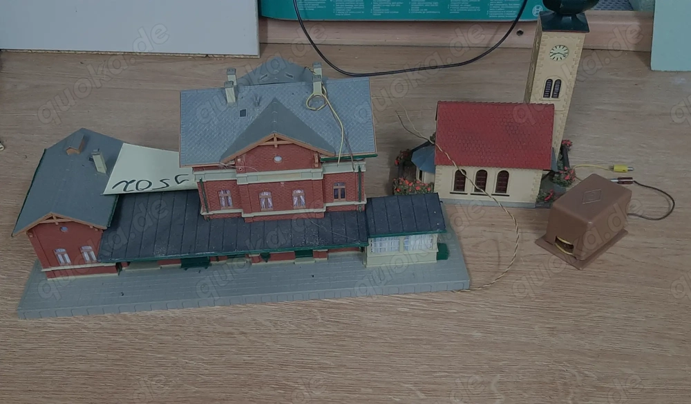 Eisenbahn Bahnhof und Kirche mit Glocke läutet beleuchtet 