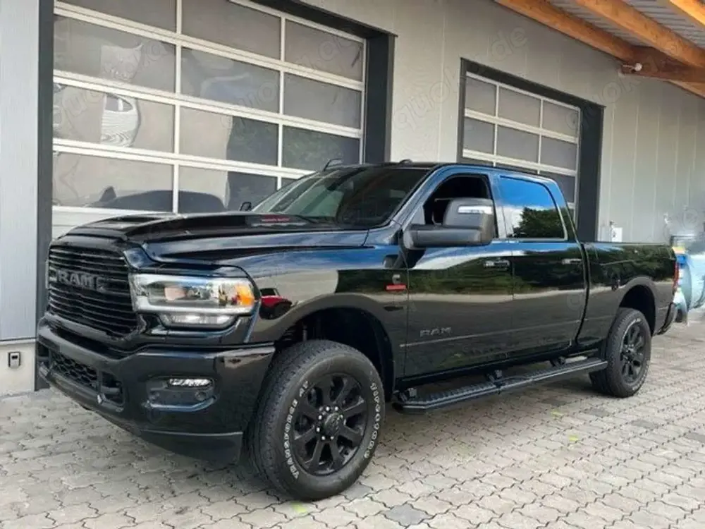 Dodge RAM 3500 Crew Cab Laramie 6.7l HO Luftfederung