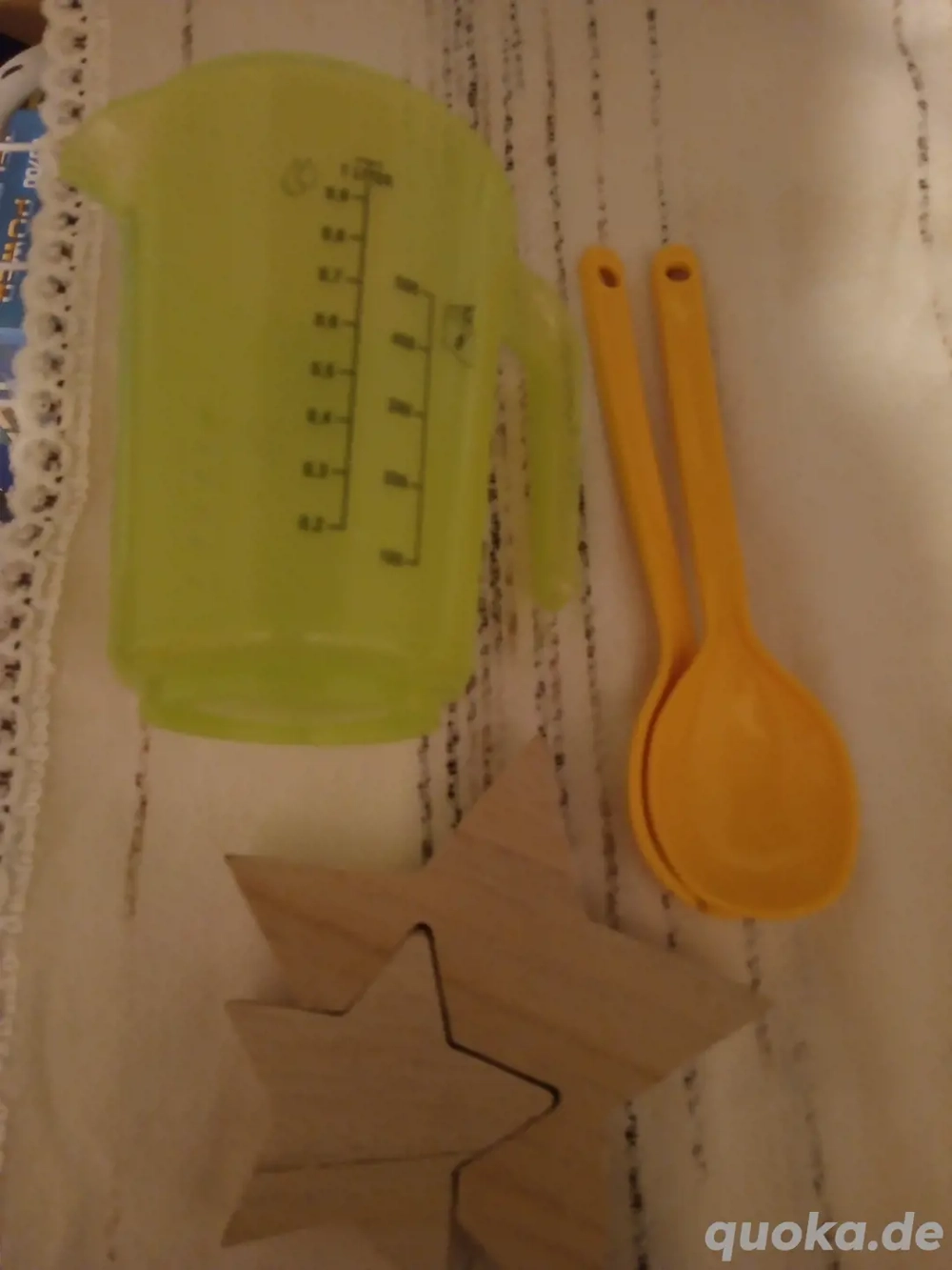 1 Messbecher 1 Salatbesteck und ein Geschenk 