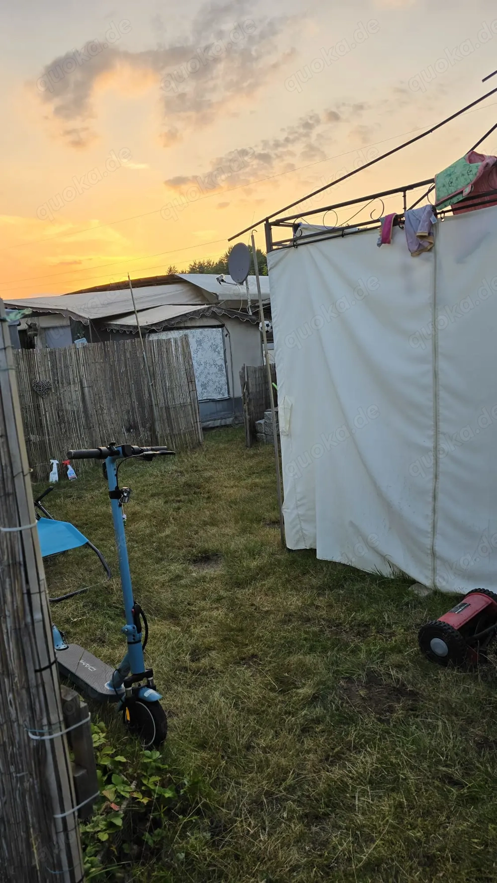 Dauercampingplatz mit Wohnwagen und ausgebauten Vorzelt