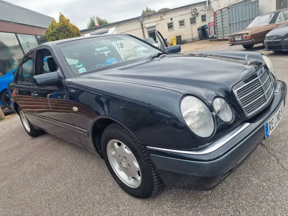 Mercedes-Benz E 240