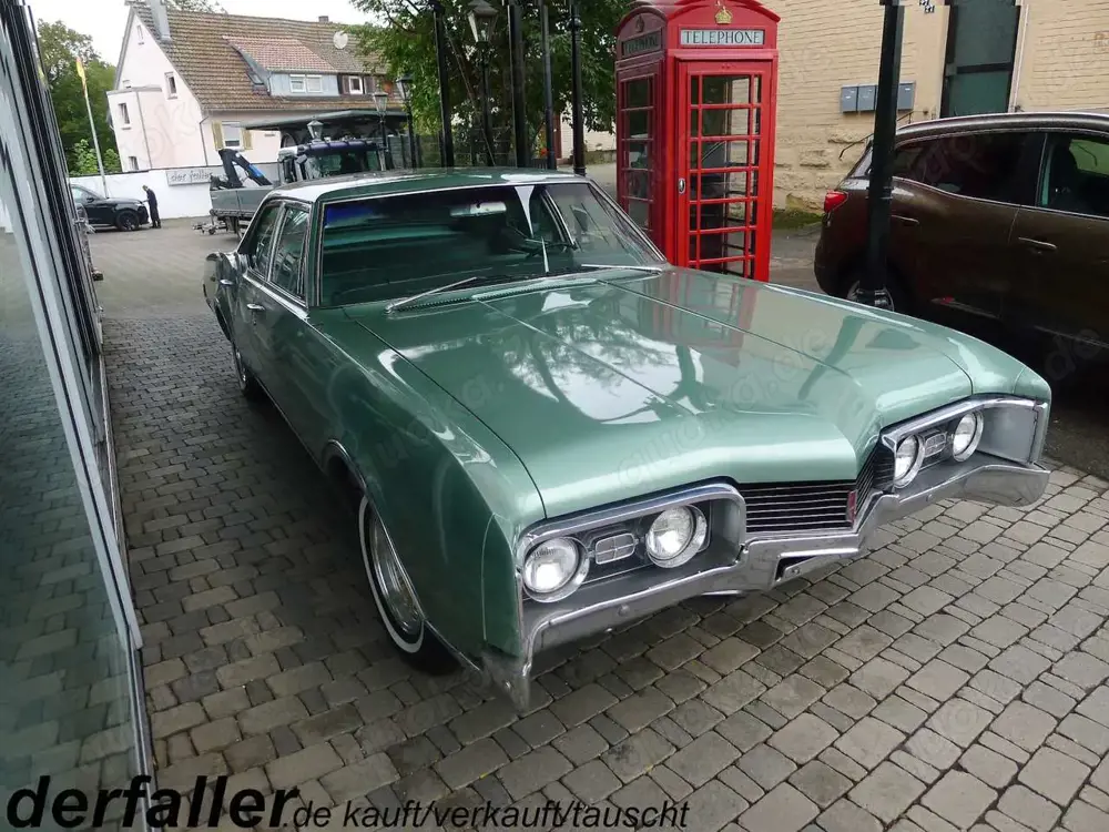 Oldsmobile Delta 88 4-door Sedan
