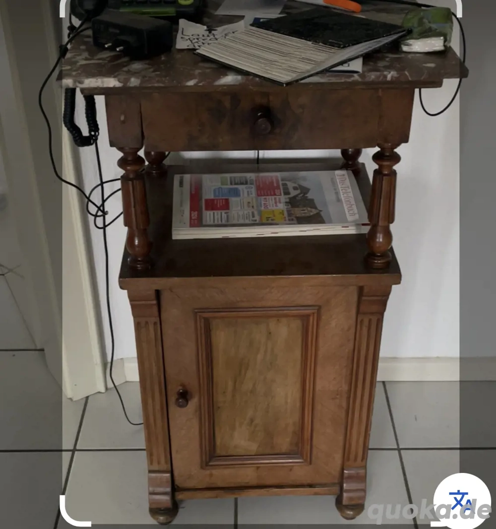 Titel: Antiker Nachttisch   