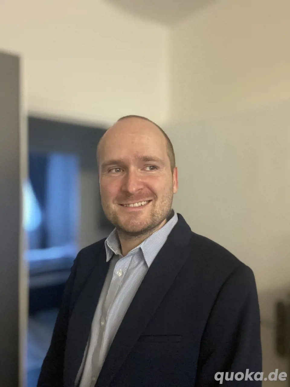 Er sucht Sie (mit Wanderschuhen)