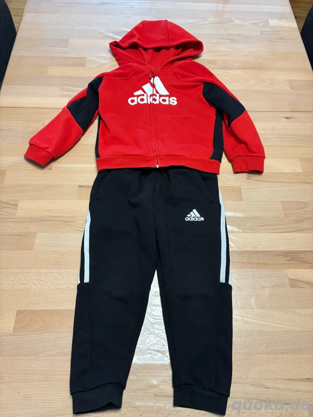 Kinder Trainingsanzug der Marke Adidas, Größe 104