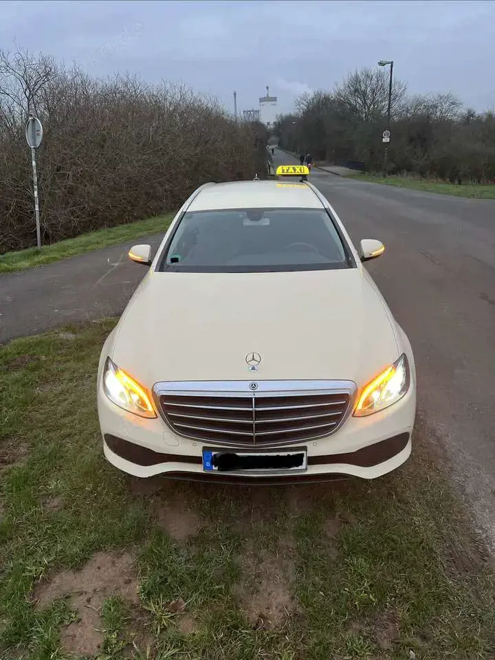Mercedes-Benz E 220 d T 9G-TRONIC