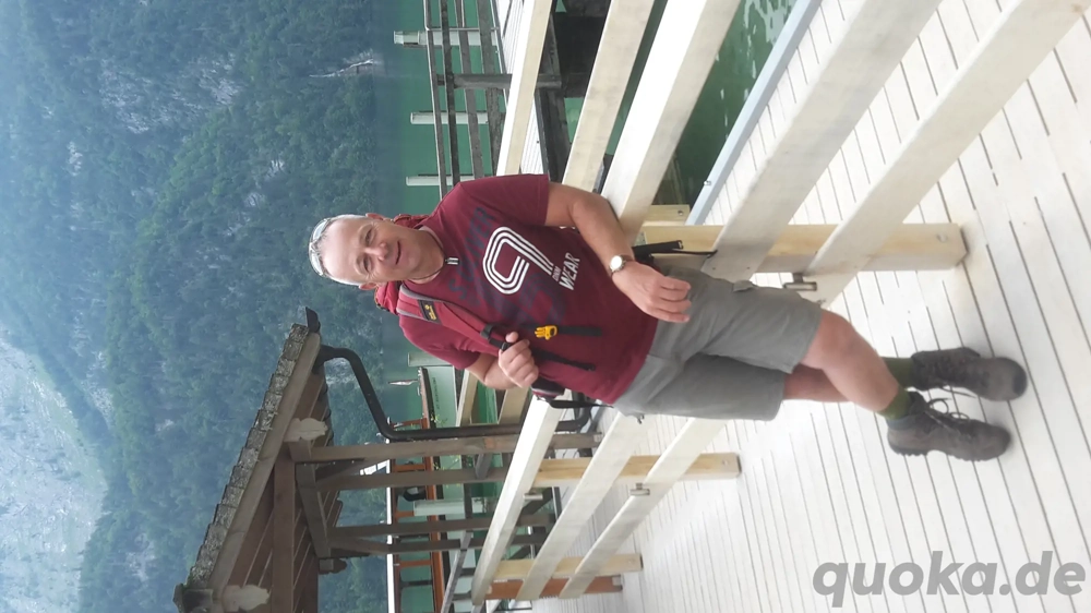 Weinbauer sucht seine süsse Weintraube