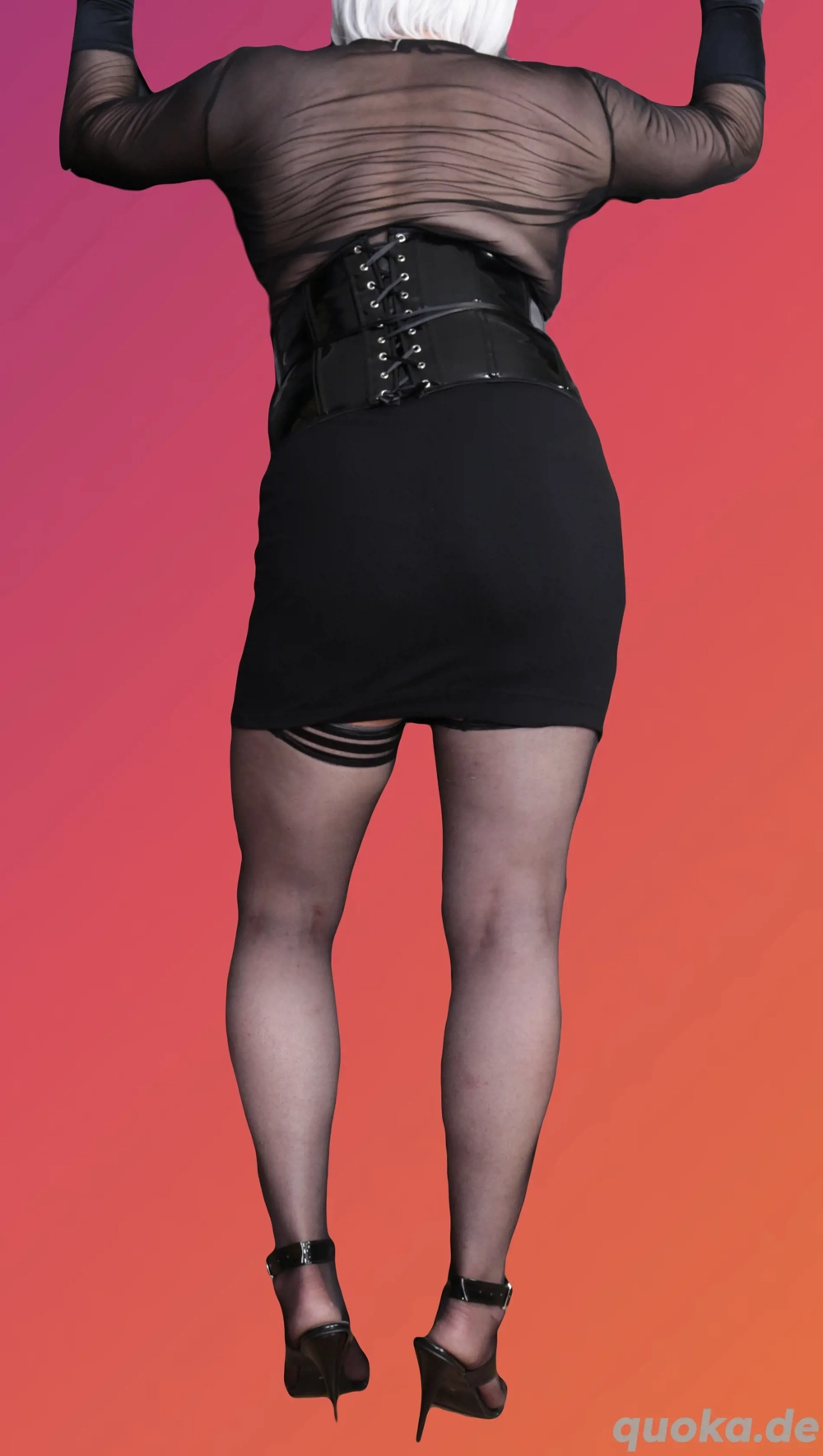 Devoter und masochistischer Crossdresser sucht Herrn ab 60 Jahren 