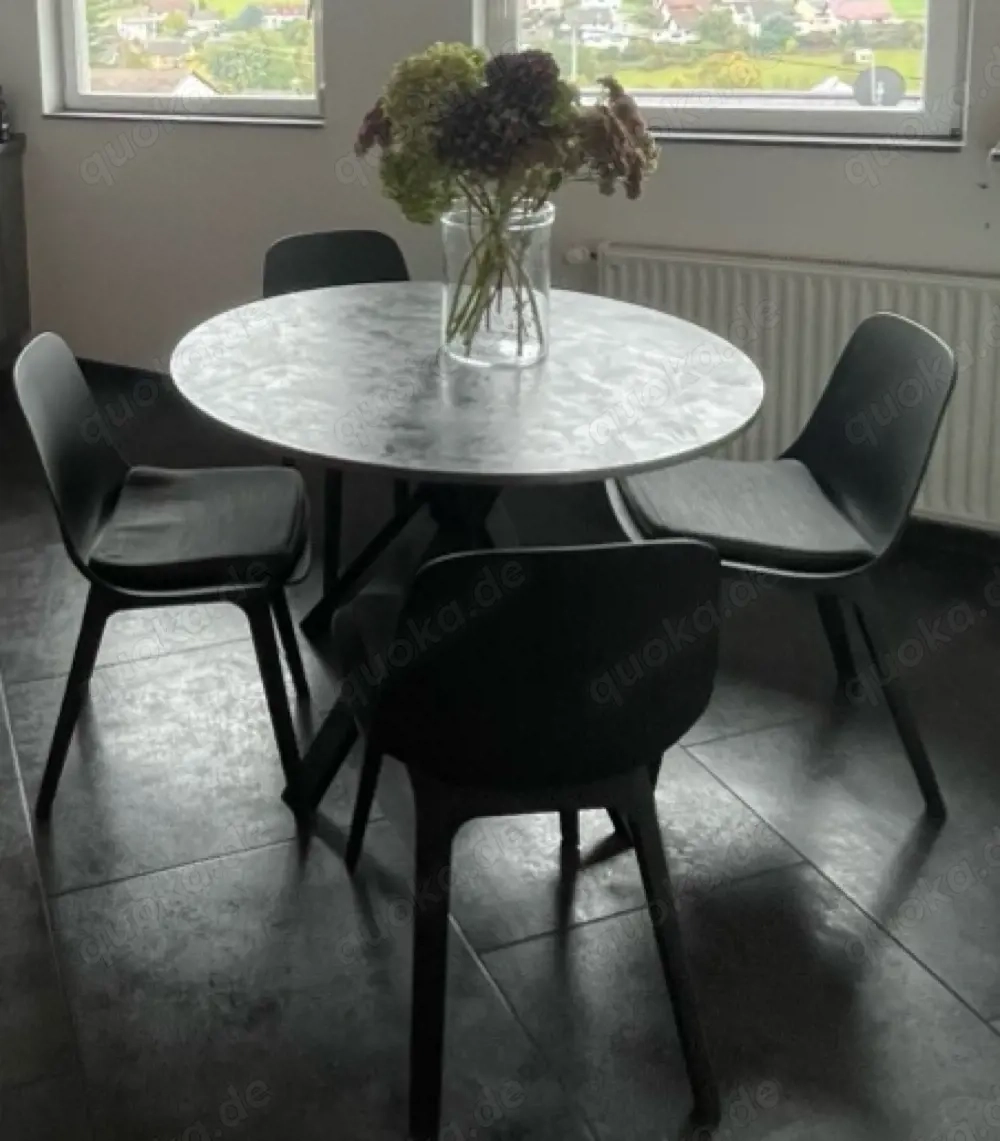 Esstisch mit Stühlen