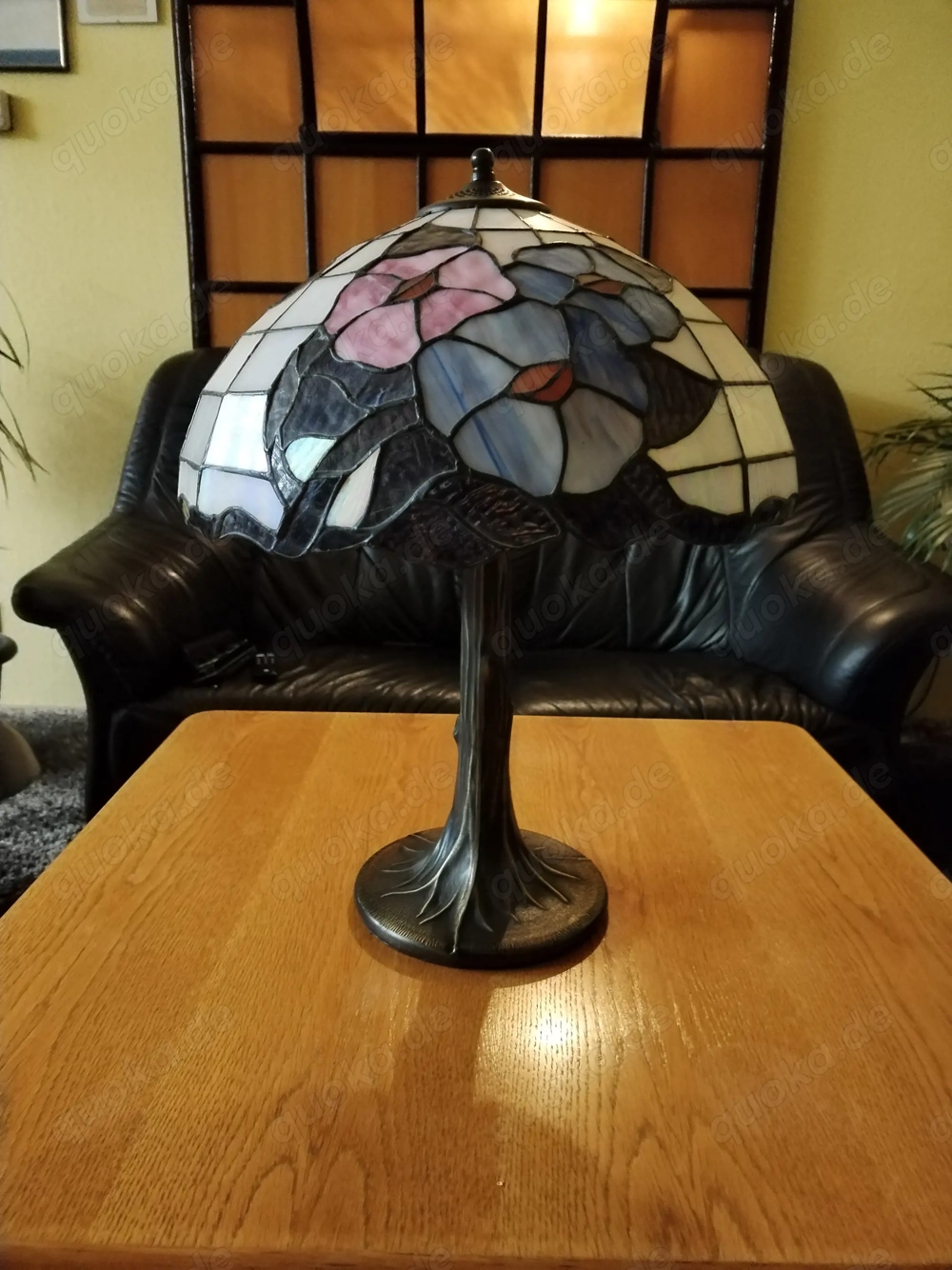 Tiffany-Stil Tischlampe mit Blumenmuster und Metallfuß