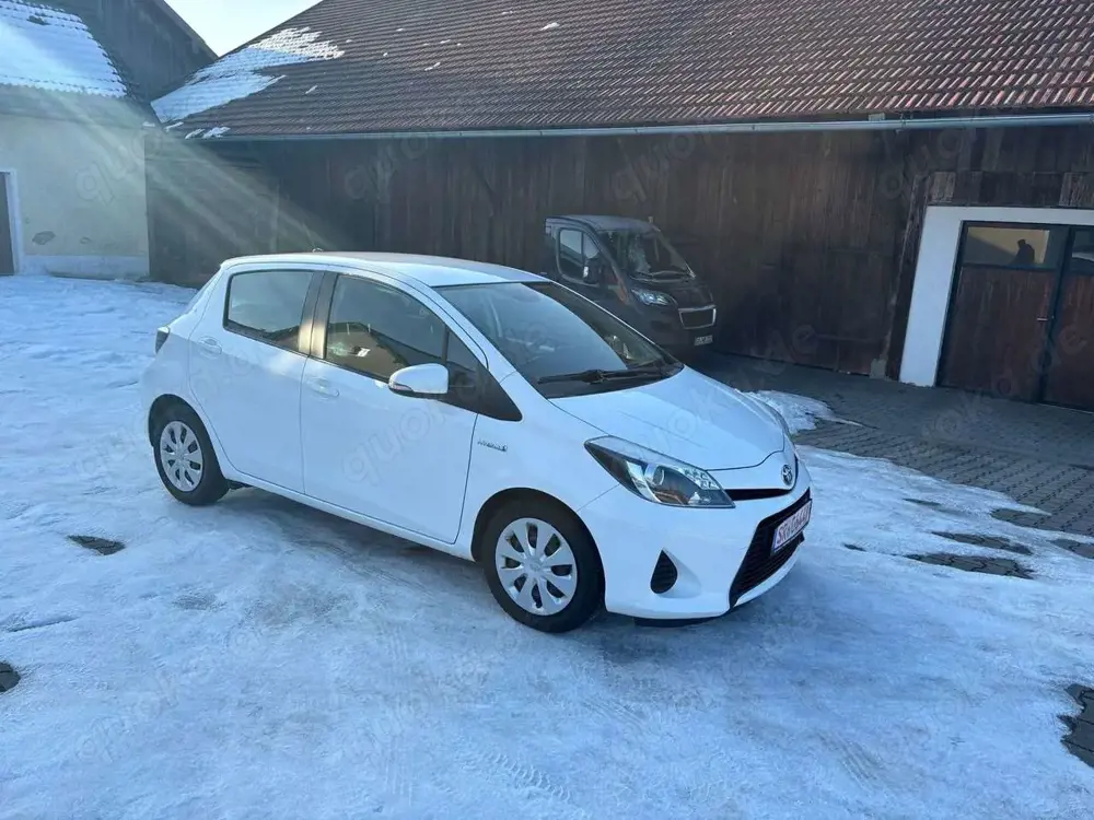 Toyota Yaris Hybrid Life