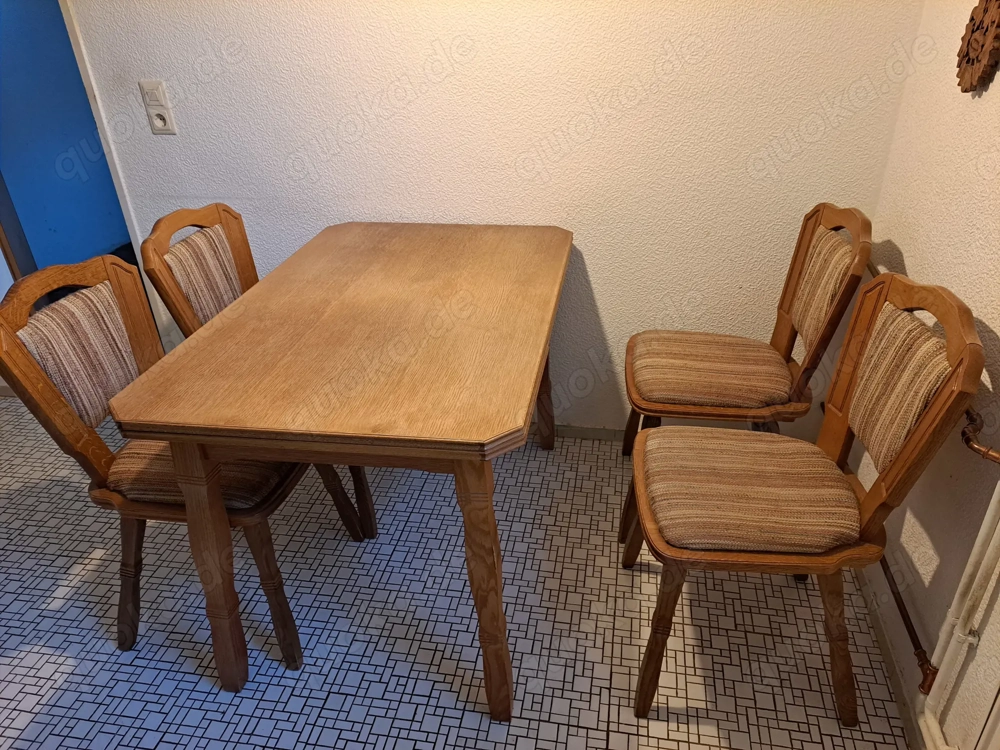 Tisch mit 4 Stühlen massiv