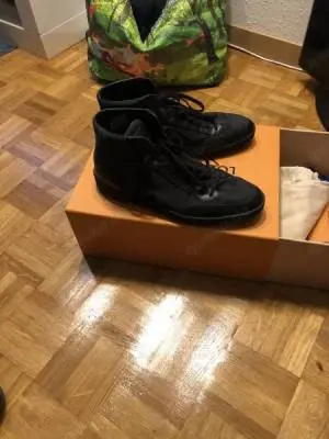 Authentische Louis-Vuitton-Schuhe in nahezu neuwertigem Zustand.