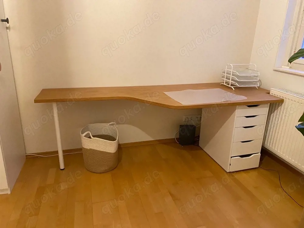 Schreibtisch mit Massivholzplatte und Rollcontainer