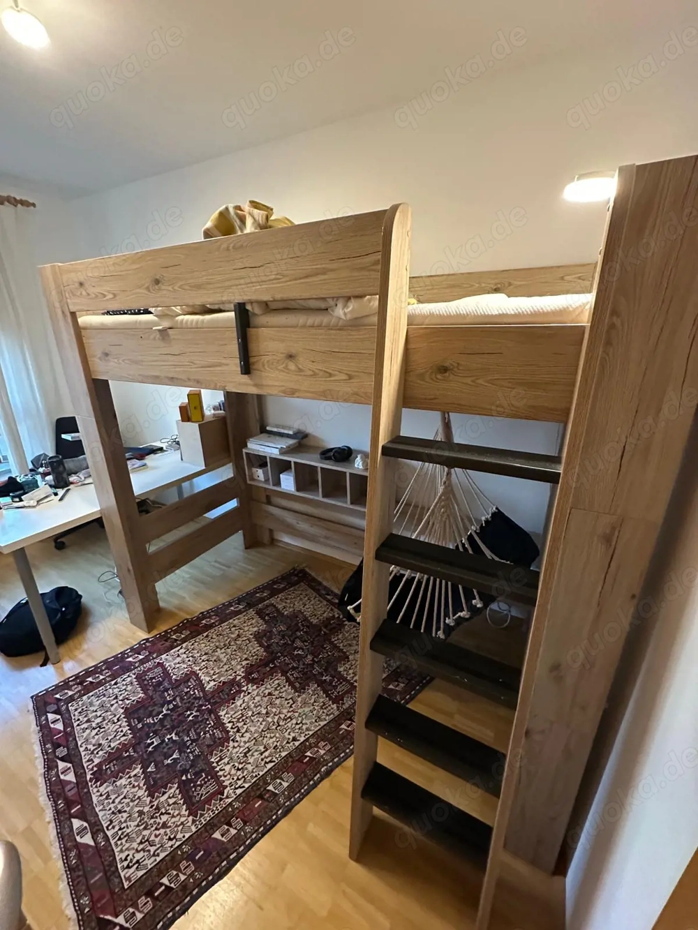 Hochbett aus Eiche Bordeaux mit Leiter + Lattenrost + Regal + Hänge Regal + Hängesessel