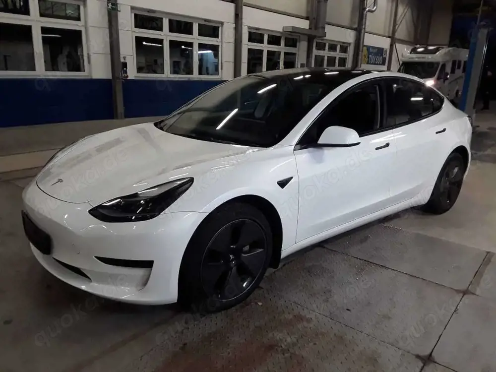 Tesla Model 3 RWD Batterie 94,7 % Erw. Autopilot 8fach bereift