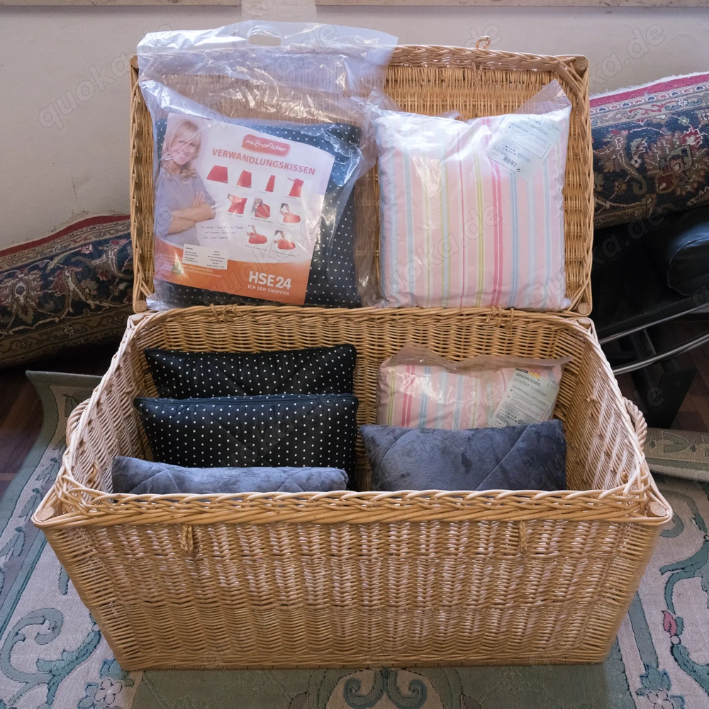 Gestreifte Dekokissen von Tchibo, originalverpackt.