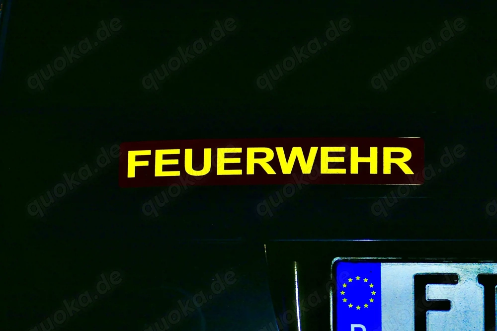 Zwei Magnetschilder FEUERWEHR reflektierend gelb-rot