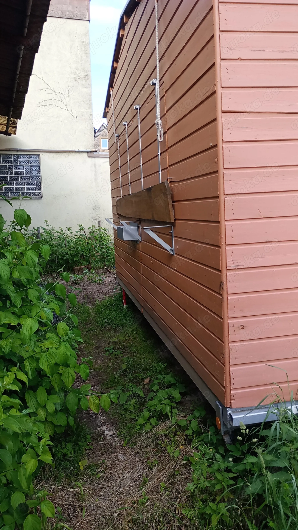 Zu verkaufen Schöner Stabiler Mittelalter Verkaufsanhänger Holz 5 Meter x 2.50.zim selbst Ausbauen.