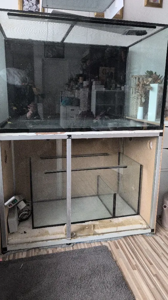 Aquarium mit gestell Technikbecken und Förderpumpe 