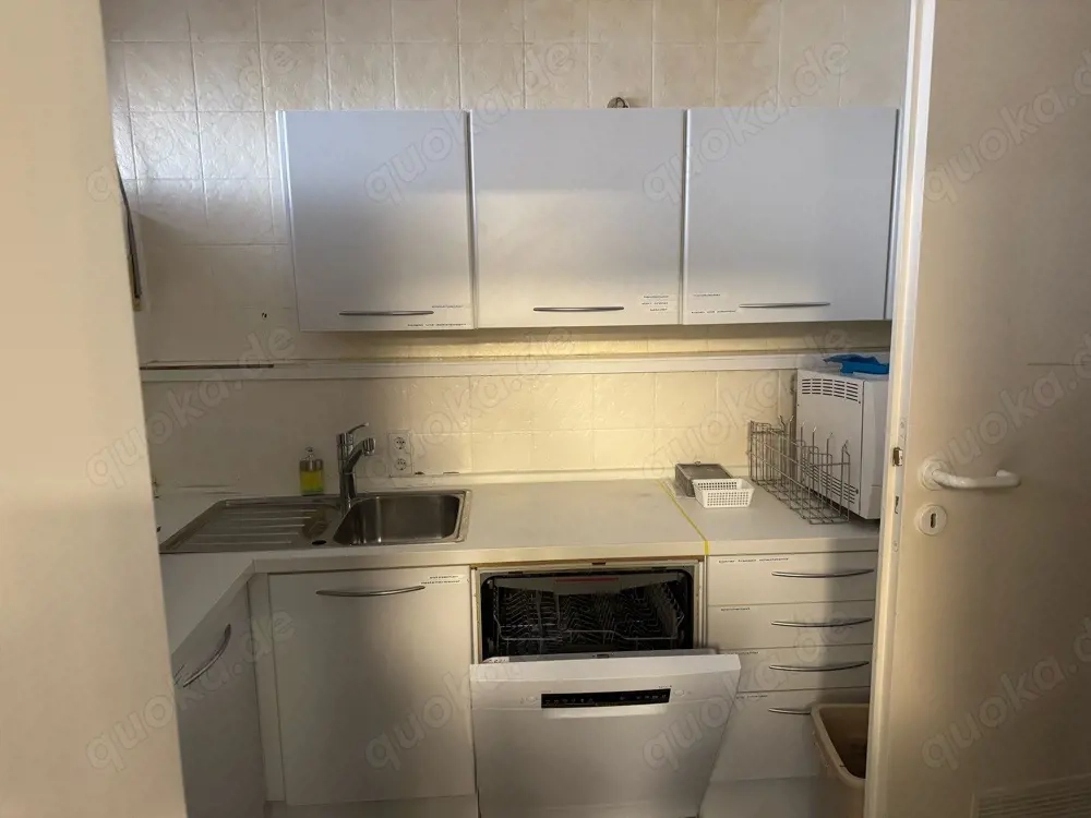 Schränke,  Regale, Stühle etc aus Praxisaufgabe