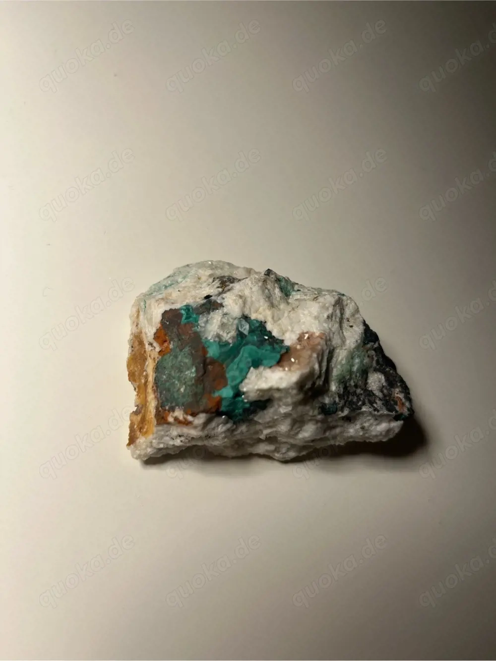 Mineralcluster aus Malachit auf Calcit