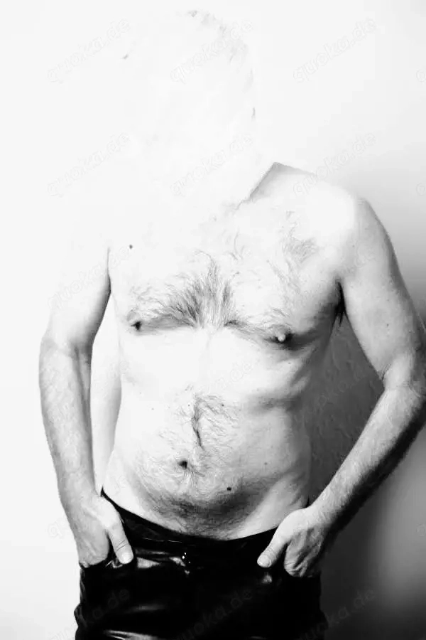 Kerl möchte Sexpuppe ausprobieren. Raum EU - DN