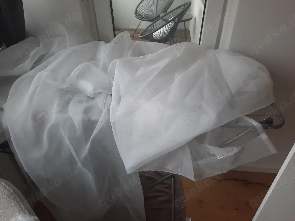 2 weisse Schals  Vorhänge zu verschenken 