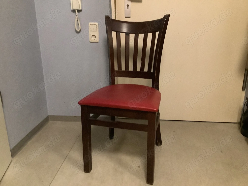 Stühle in den Farben dunkelbraun und rot