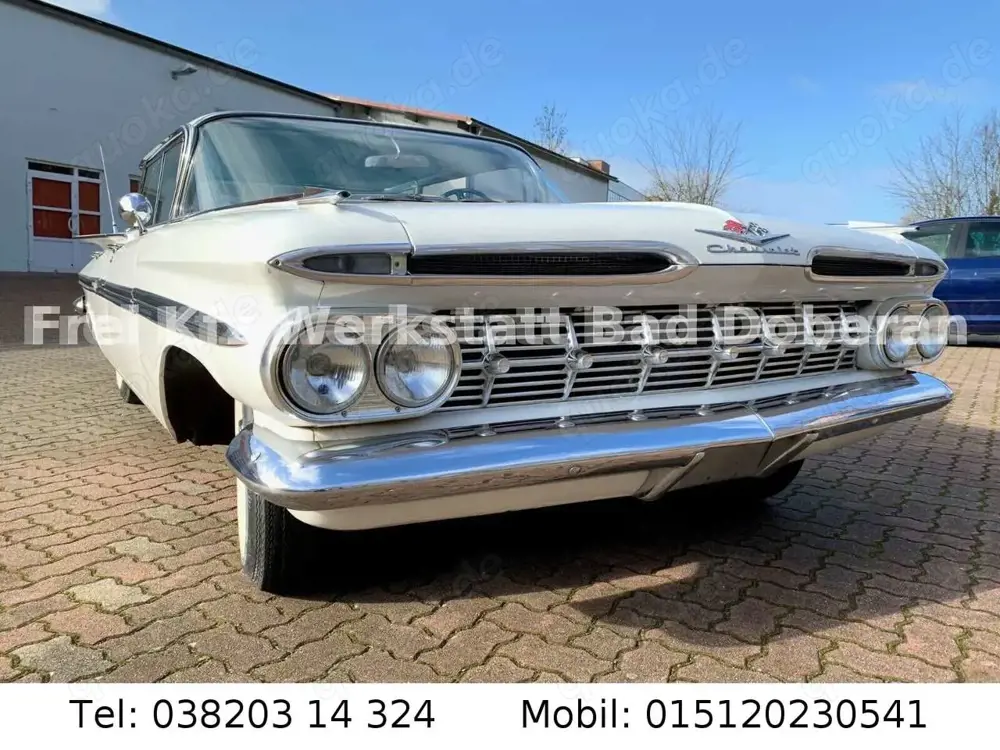 Chevrolet Impala 4-Door Hardtop V8 Automatic