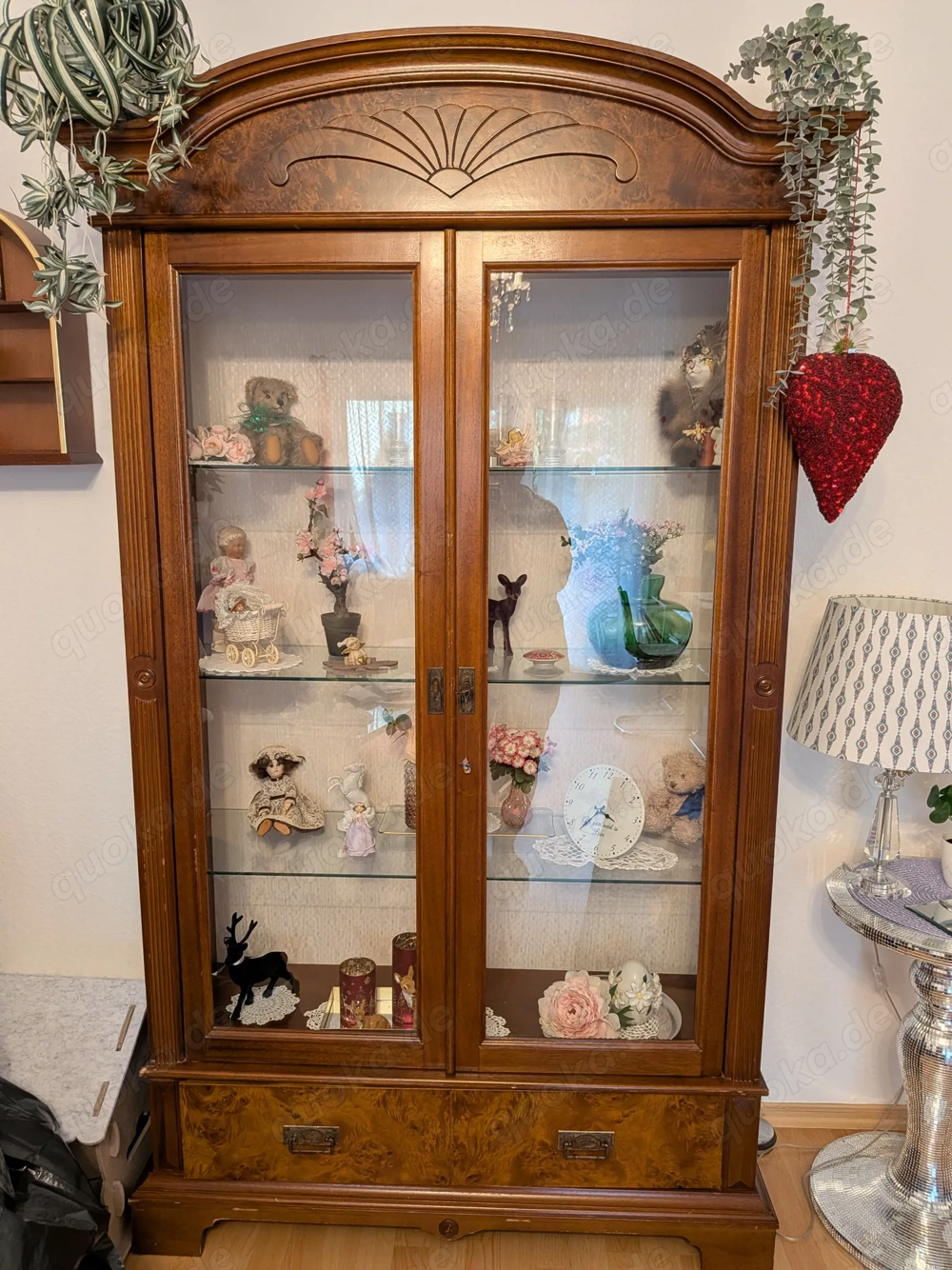 Glasvitrine mit Kirschbaumholz