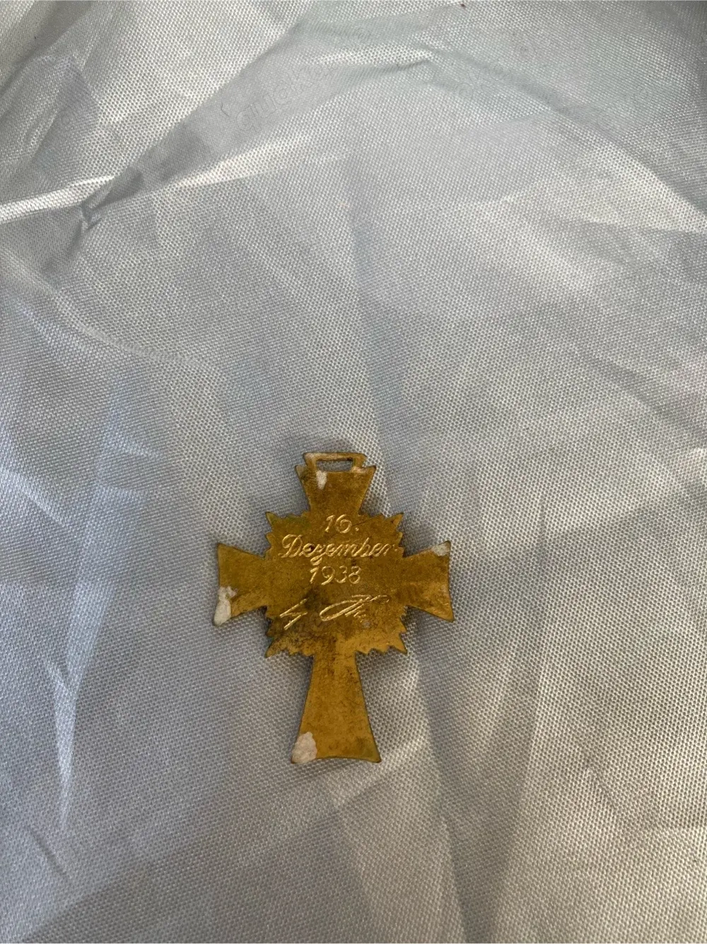 Alte Anstecknadel und Anhänger