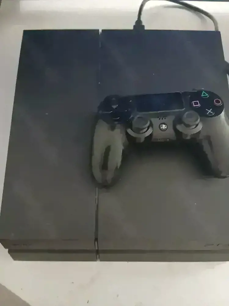 Playstation 4  ps4 mit einem Controller 