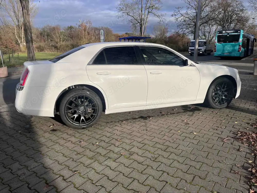 Chrysler 300C 3.6 VVT mit 20 Zoll HellCat Felgen