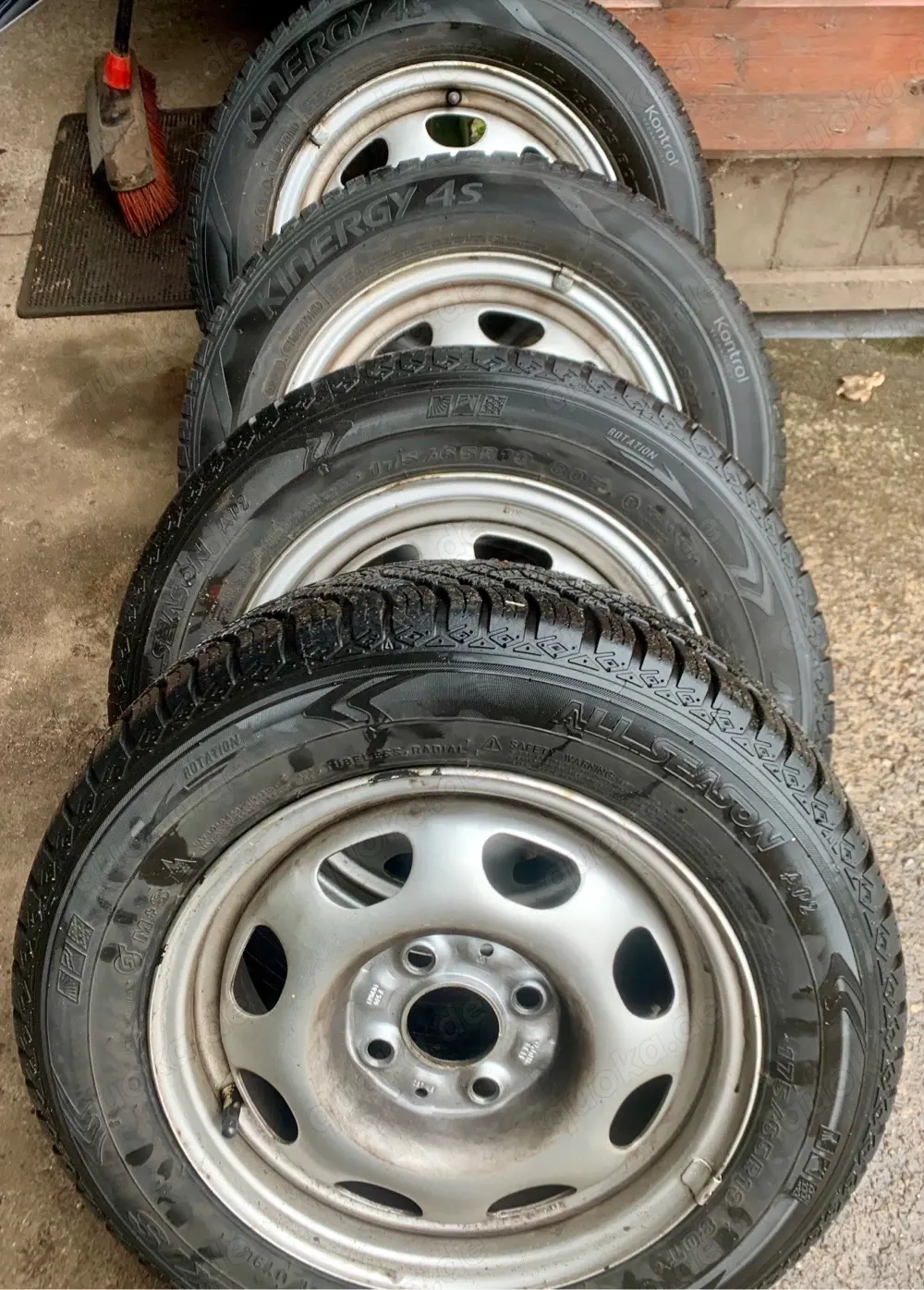 Hiermit biete ich Allwetterreifen für den VW Polo 6N Golf 3.