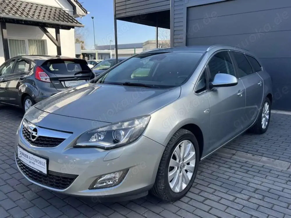 Opel Astra J Sports Tourer Innovation Xenon+T.-Leder+PDC+