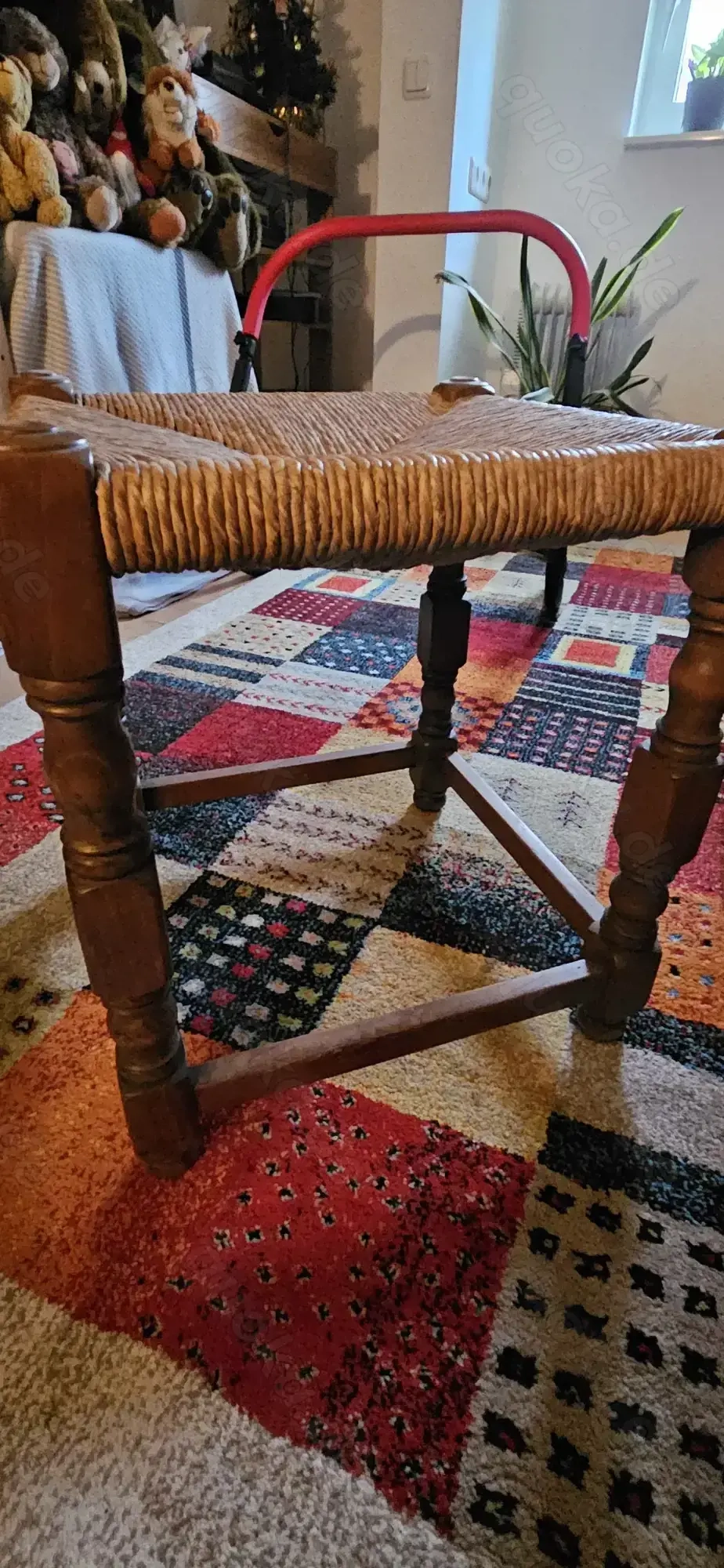 Holzhocker mit Drechsel-Flechtanteilen