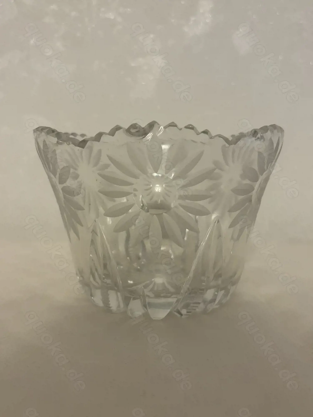 Schöne Glassschale mit geschliffenen Blumen