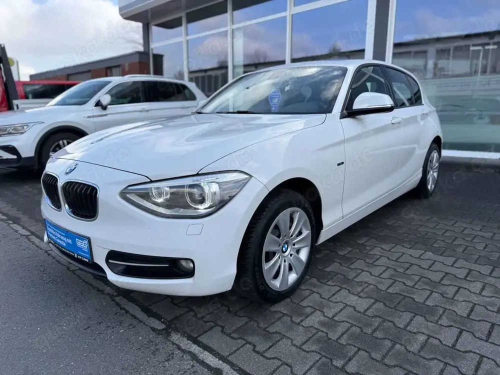 BMW 116 i Sport Line Automatik*Navi*Scheckheft*LED*