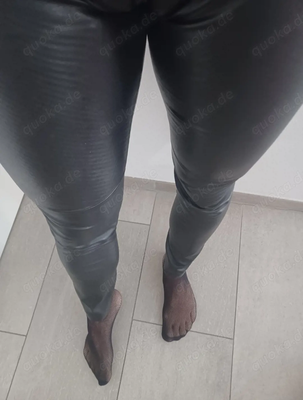 Attraktiver (Gummi-)Sklave sucht W oder M oder Paar