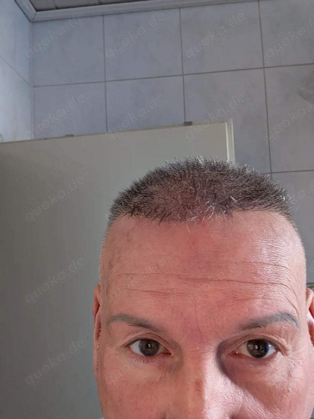 Er sucht eine Massage vom Mann